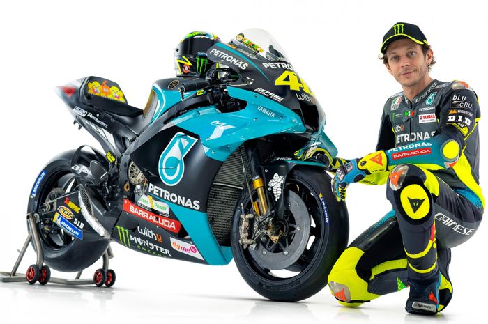 Pembalap Petronas Yamaha SRT, Valentino Rossi, berpose di sebelah motornya untuk MotoGP 2021, Senin (1/3/2021).