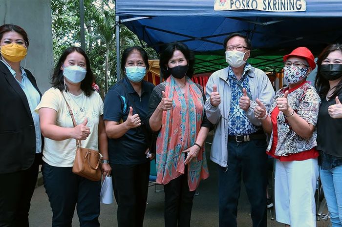 Legenda bulu tangkis Indonesia berpose setelah menerima vaksin Covid-19, Senin (1/3/2021).