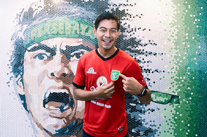 Penjaga Gawang Persebaya Surabaya, Satria Tama, saat dikenalkan sebagai pemain Bajul Ijo di musim 2021.