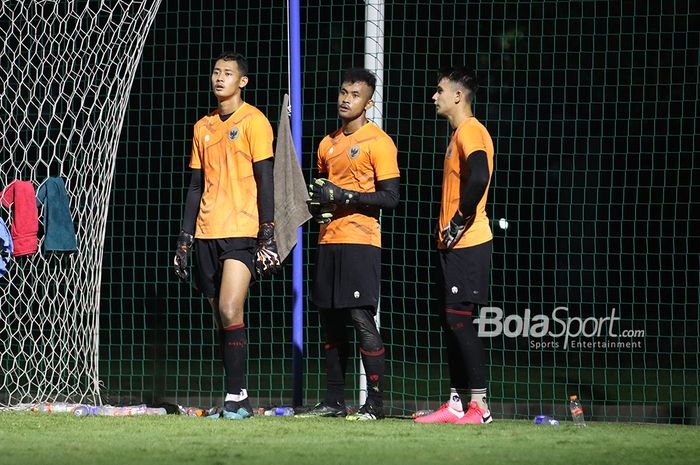 Nadeo Argawinata, Aqil Savik, dan Erlangga Setyo sedang berlatih dalam pemusatan latihan timnas U-22 Indonesia di Lapangan D, Senayan, Jakarta, 2 Maret 2021.