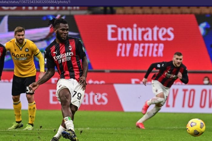 Gelandang AC Milan, Franck Kessie, mencetak gol penalti ke gawang Udinese dalam laga gionarta 25 Liga Italia 2020-2021,  Rabu (3/3/2021) waktu setempat atau Kamis pukul 02.45 WIB di San Siro.