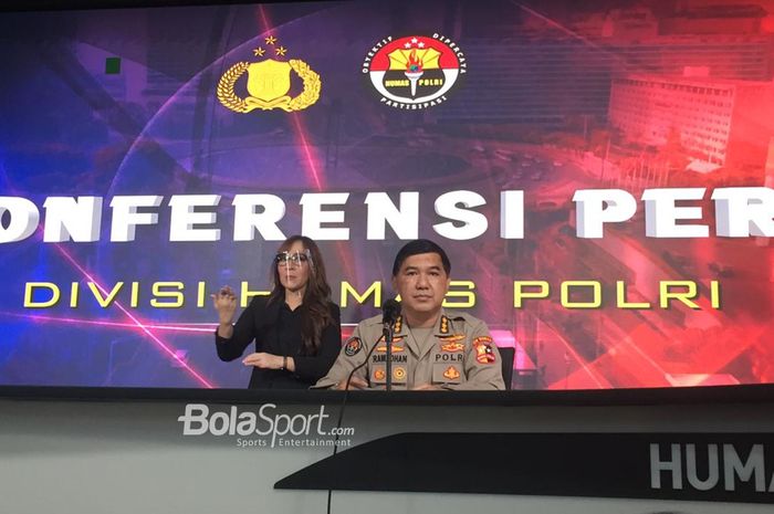Kabagpenum Polri Kombes Pol Ahmad Ramadhan saat memberi keterangan soal uji coba timnas U-22 Indonesia, di Kantor Divisi Humas, Jakarta)