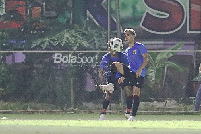 Sidik Saimima sedang berusaha mengontrol bola dalam latihannya bersama timnas U-22 Indonesia di Lapangan D, Senayan, Jakarta, 2 Maret 2021.