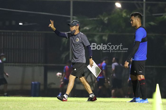 Pelatih timnas U-22 Indonesia, Shin Tae-yong, tengah memberikan intruksi kepada anak asuhnya di Lapangan D, Senayan, Jakarta, 2 Maret 2021.
