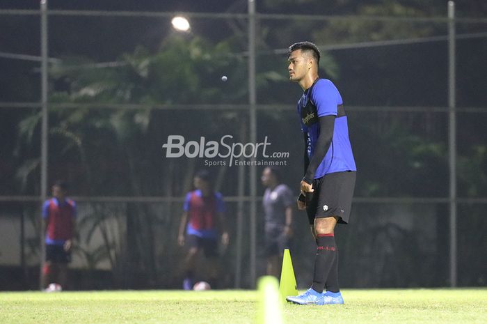 Penyerang timnas U-22 Indonesia, Muhammad Rafli, sedang berlatih di Lapangan D, Senayan, Jakarta, 2 Maret 2021.
