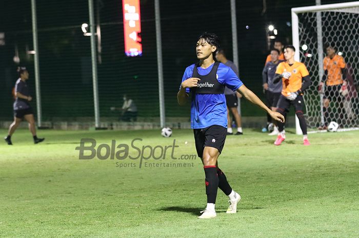 Feby Eka Putra sedang berlatih dalam pemusatan latihan timnas U-22 Indonesia di Lapangan D, Senayan, Jakarta, 2 Maret 2021.