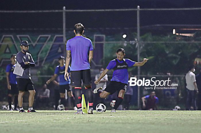 Adam Alis sedang akan melakukan tendangan ke arah gawang dalam pemusatan latihan timnas U-22 Indonesia di Lapangan D, Senayan, Jakarta, 2 Maret 2021.