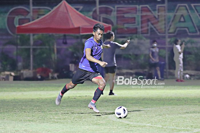 Kahar Kalu Muzakkar sedang berlatih bersama timnas U-22 Indonesia di Lapangan D, Senayan, Jakarta, 3 Maret 2021.