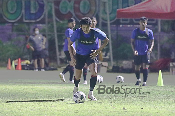 Gelandang timnas U-22 Indonesia, Rizky Pellu, sedang akan melakukan tendangan ke arah gawang dalam pemusatan latihan timnas U-22 Indonesia di Lapangan D, Senayan, Jakarta , 2 Maret 2021.