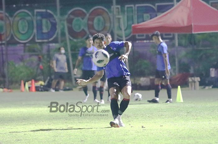 Gelandang timnas U-22 Indonesia, Rizky Pellu, sedang melakukan tendangan ke arah gawang dalam pemusatan latihan timnas U-22 Indonesia di Lapangan D, Senayan, Jakarta , 2 Maret 2021.