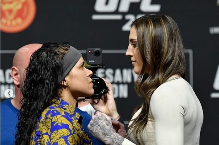 Sesi staredown UFC 259 antara Amanda Nunes (kiri) dan Megan Anderson (kanan) Jumat (5/3/2021) WIB.