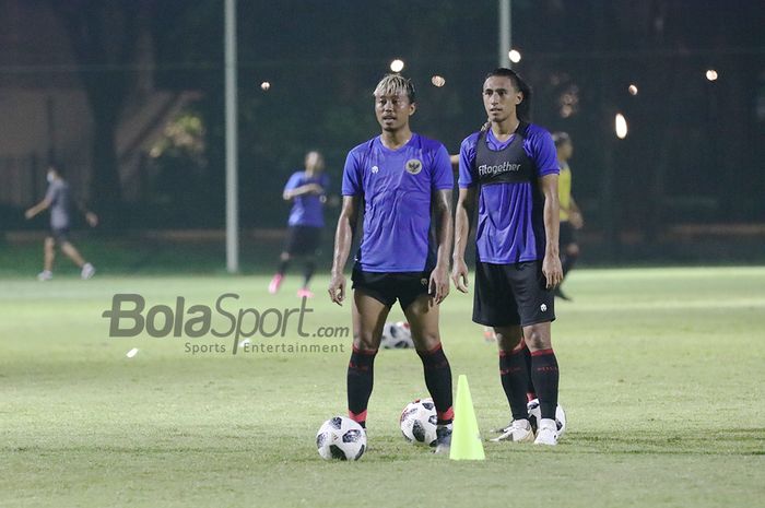 Kushedya Hari Yudo (kiri) dan Hanif Sjahbandi (kanan) tengah berlatih dalam pemusatan latihan timnas U-22 Indonesia di Lapangan D, Senayan, Jakarta, 2 Maret 2021.