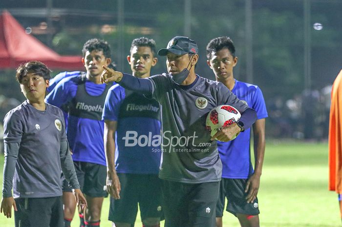 Pelatih timnas U-22 Indonesia, Shin Tae-yong, sedang memberikan arahan kepada anak asuhnya di Lapangan D, Senayan, Jakarta, 2 Maret 2021.