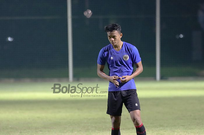 Koko Ari Araya sedang berada dalam pemusatan latihan timnas U-22 Indonesia di Lapangan D, Senayan, Jakarta, 5 Maret 2021.