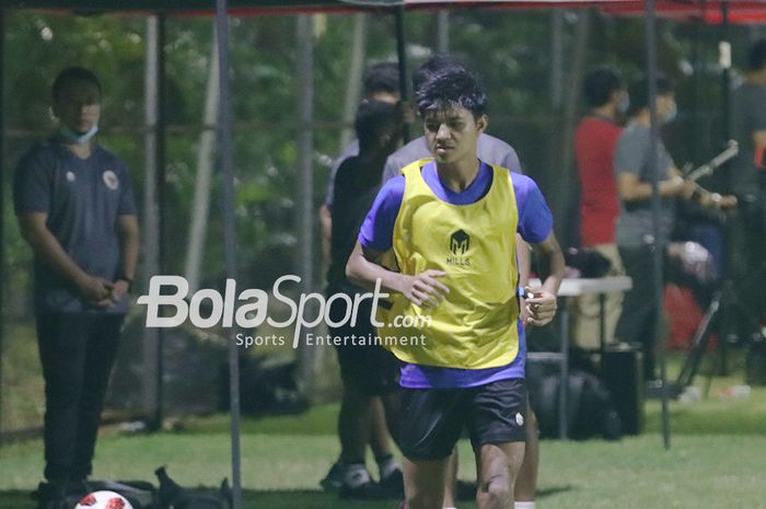 Genta Alparedo tengah melakukan pemanasan dalam latihan timnas U-22 Indonesia di Lapangan D, Senayan, Jakarta, 2 Maret 2021.