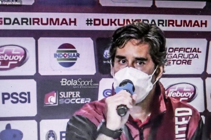 Pelatih Bali United, Stefano Cugurra Teco, sedang memberikan keterangan kepada awak media seusai uji coba melawan timnas U-22 Indonesia, 5 Maret 2021.(Foto Virtual)