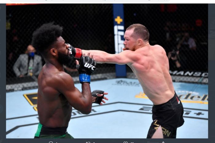 Petr Yan (kanan) saat mendaratkan pukulan tepat mengenai wajah Aljamain Sterling (kiri) saat bentrok pada ajang UFC 259, Minggu (7/3/2021).