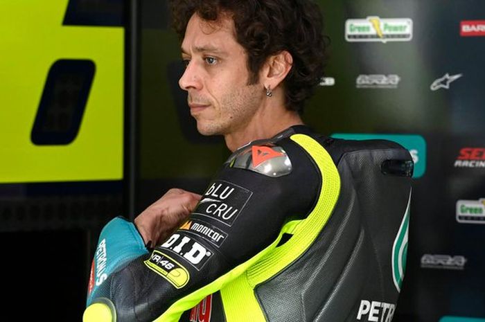 Pembalap Petronas Yamaha SRT, Valentino Rossi, pada hari pertama tes pramusim MotoGP 2021 di Sirkuit Losail Qatar, Sabtu (6/3/2021).