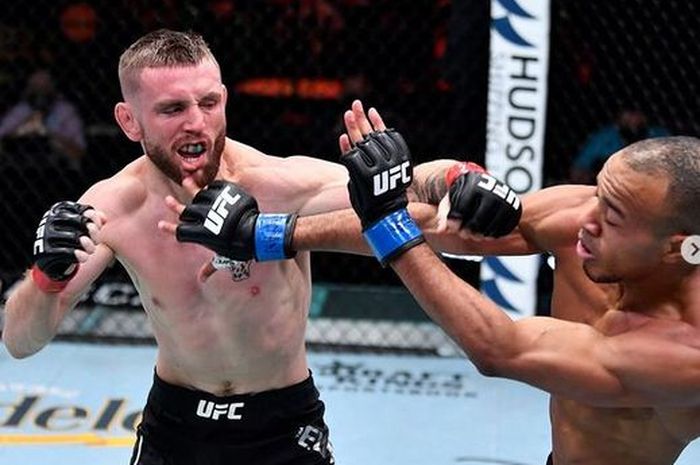 Tim Elliott (kiri), dan Jordan Espinosa pada duel UFC 259 Minggu (7/3/2021).