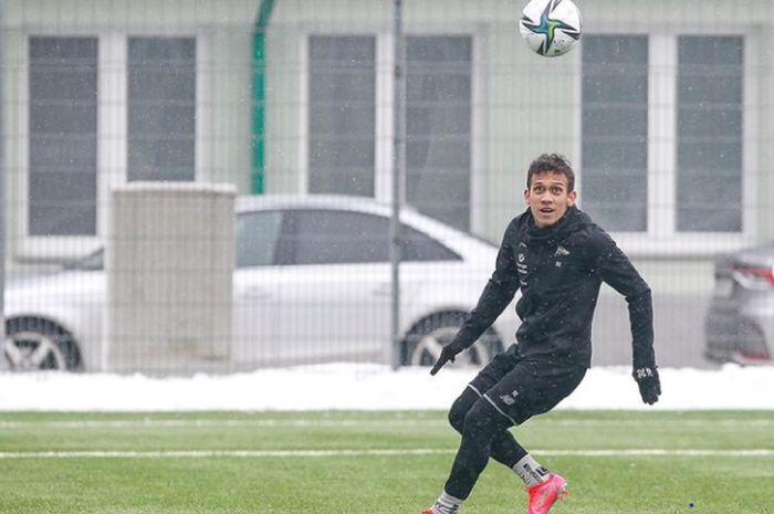 Egy Maulana Vikri berusaha mengontrol bola dalam latihan Lechia Gdansk.