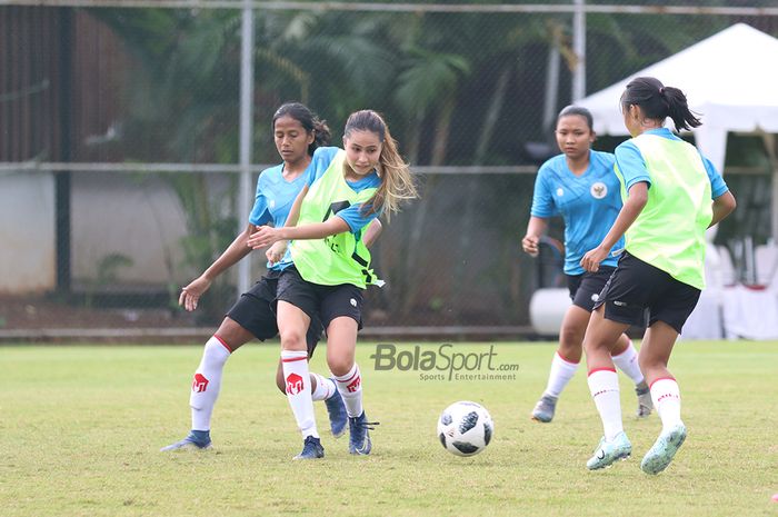 Sabreena Dressler sedang berlatih bersama skuat timnas putri Indonesia di Lapangan D, Senayan, Jakarta, 8 Maret 2021.