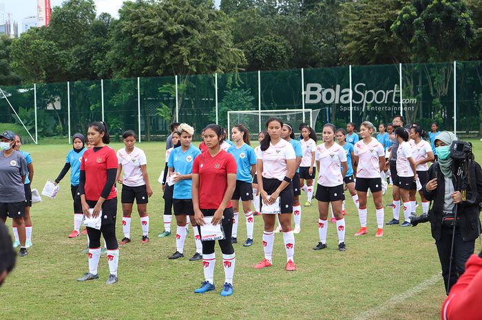 Para pemain timnas putri Indonesia di Lapangan D, Senayan, Jakarta, 8 Maret 2021.