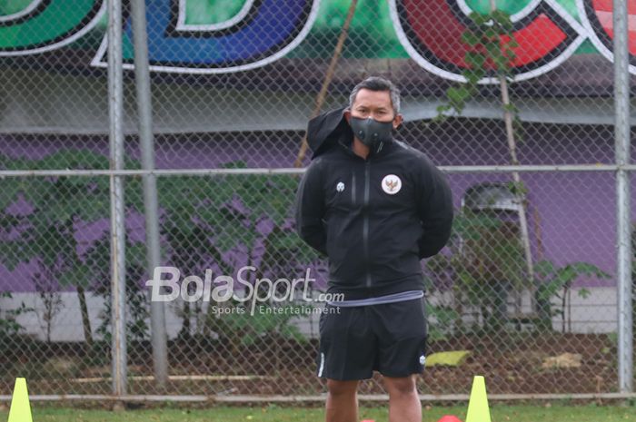 Pelatih timnas putri Indonesia, Rudy Eka Priyambada, sedang memantau anak asuhnya di Lapangan D, Senayan, Jakarta, 8 Maret 2021.