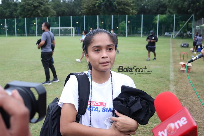 Ade Mustikiana Oktafiani sedang memberikan keterangan kepada awak media setelah latihan bersama timnas Indonesia putri di Lapangan D, Senayan, Jakarta, 8 Maret 2021.