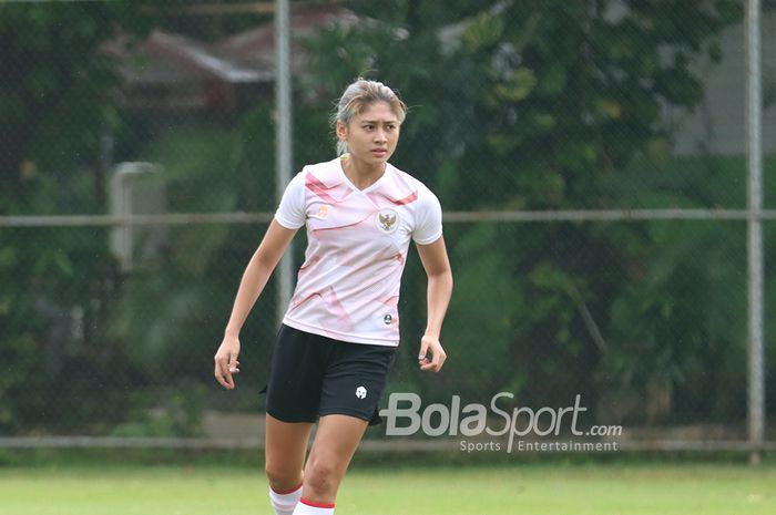 Zahra Muzdalifah sedang berlatih dalam pemusatan latihan timnas putri Indonesia di Lapangan D, Senayan, Jakarta, 8 Maret 2021.