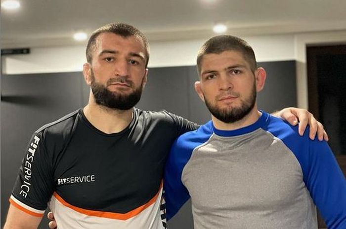 Eks petarung, Khabib Nurmagomedov dan sepupu ganasnya, Abubakar Nurmagoemdov (kiri) yang bakal tampil di UFC 260.