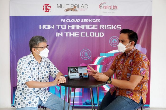 Yohan Gunawan, Director Hybrid Infrastructure Services Business PT Multipolar Technology Tbk (kiri) dan Gary Adrian, Head Presales Network PT Multipolar Technology Tbk (kanan) tengah berbincang di sela-sela webinar F5 Cloud Services “How to Manage Risks in the Cloud”