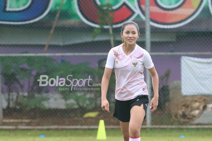 Shafira Ika Putri Kartini sedang berlatih dalam pemusatan latihan timnas putri Indonesia di Lapangan D, Senayan, Jakarta, 9 Maret 2021.