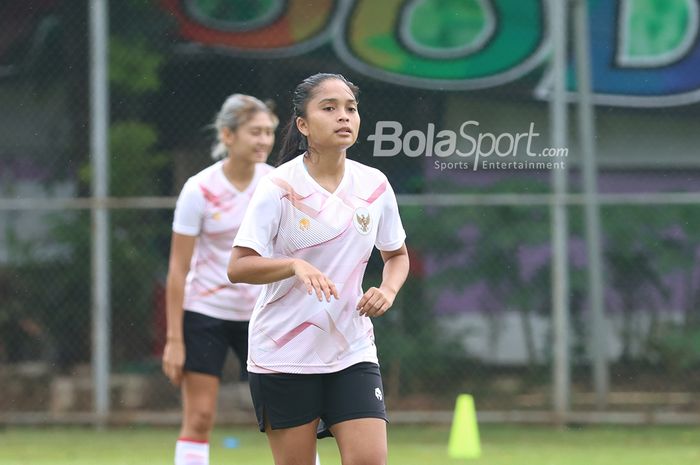 Kapten timnas putri Indonesia, Ade Mustikiana Oktafiani, sedang berlatih di Lapangan D, Senayan, Jakarta, 8 Maret 2021