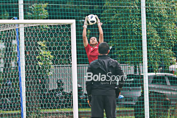 Kiper timnas putri Indonesia, Fani, sedang menangkap bola dalam latihannya di Lapangan D, Senayan, Jakarta, 8 Maret 2021.