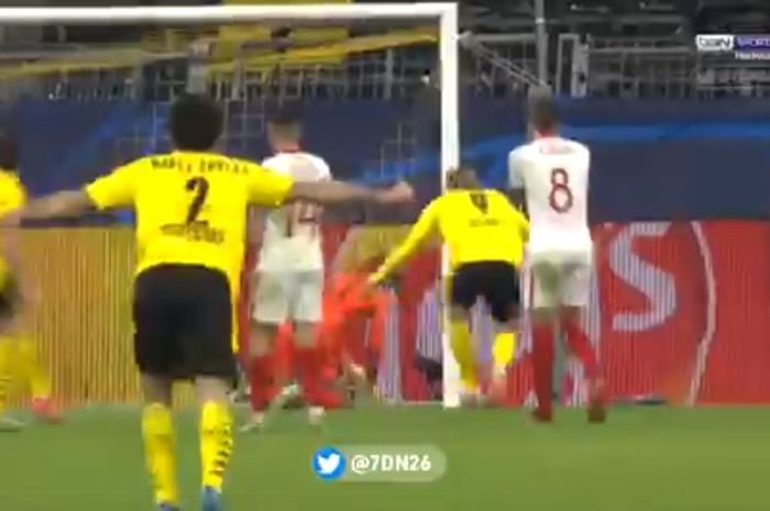 Erling Haaland dalam sebuah momen laga Dortmund Vs Sevilla dikejar oleh beberapa pemain Sevilla karena mengejek kiper usai mencetak gol penalti.