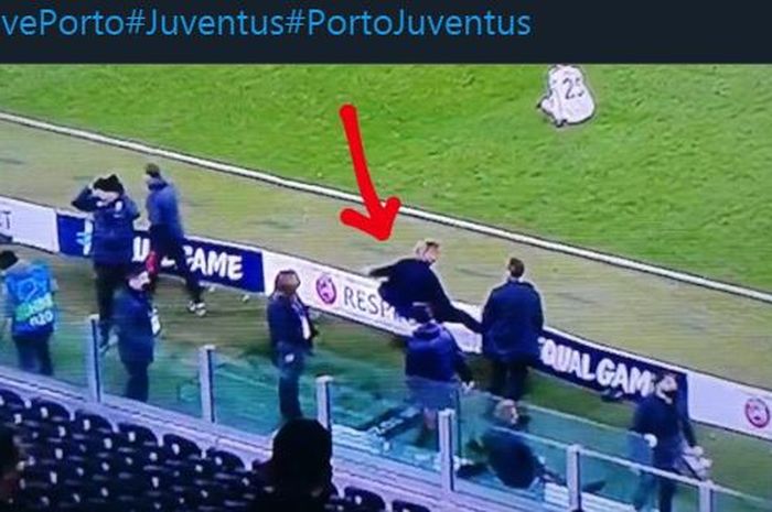 Wakil Presiden Juventus, Pavel Nedved (panah), menendang papan iklan setelah timnya disingkirkan Porto di babak 16 besar Liga Champions.