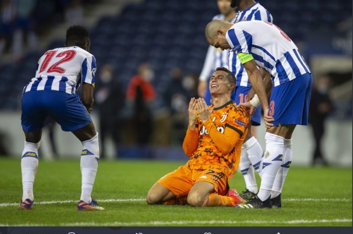 Cristiano Ronaldo dan Pepe dalam pertemuan pertama Juventus vs FC Porto di babak 16 besar Liga Champions.