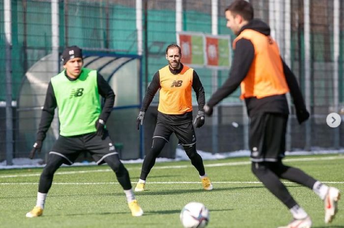 Egy Maulana Vikri (kiri) tampil dalam internal game Lechia Gdansk, Rabu (10/3/2021), dalam persiapan menghadapi Wisla Krakow.