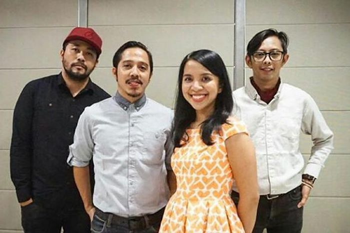 Lirik Lagu dan Terjemahan 'Love You On Tuesday' Milik ...