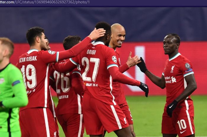 Para pemain Liverpool dan Juergen Klopp merayakan kelolosan ke babak perempat final Liga Champions usai menang agregat 4-0 atas RB Leipzig.