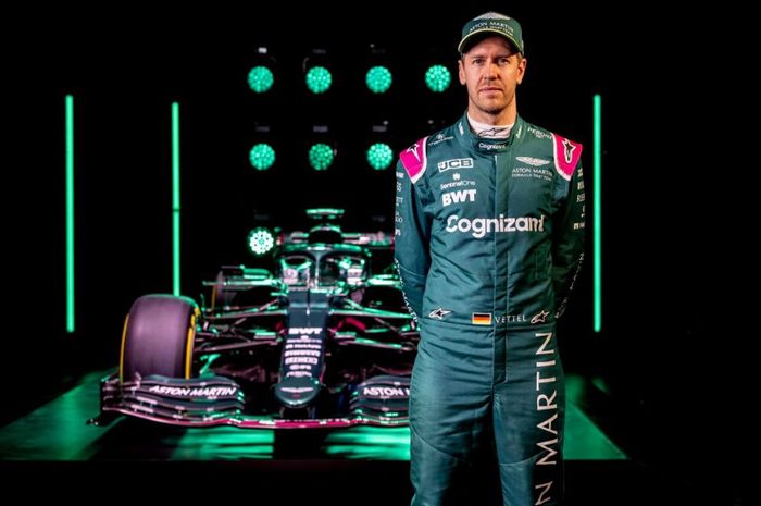 Pembalap Aston Martin, Sebastian Vettel, berpose dengan mobil balap yang akan dia pakai pada kejuaraan dunia F1 2021.