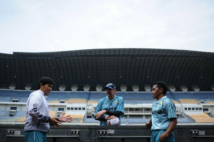 Pelatih Persib Bandung, Robert Rene Alberts (tengah).