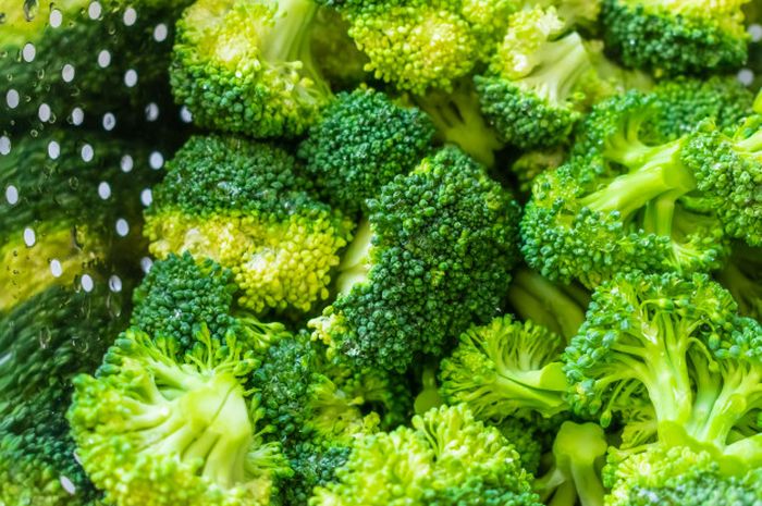 Manfaat rutin makan brokoli hijau untuk kesehatan tubuh.