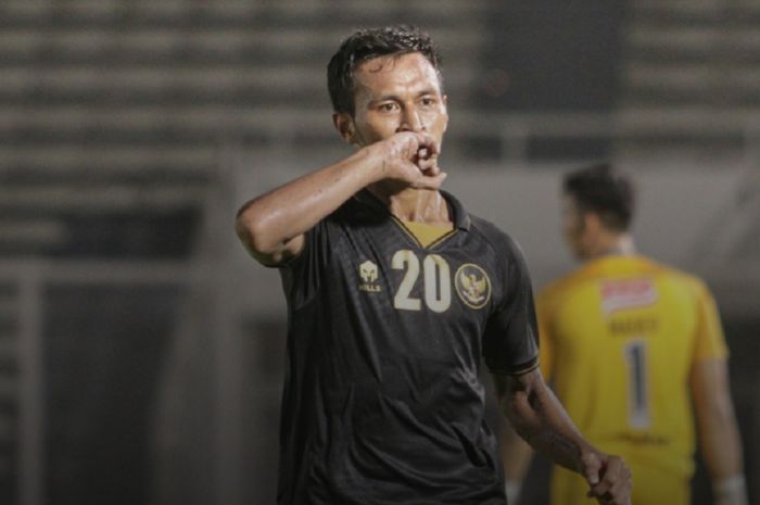 Osvaldo Haay selebrasi usai mencetak gol Timnas U-22 Indonesia ke gawang Bali United dalam uji coba di Stadion Madya, Senayan, Jakarta, Minggu (7/3/2021).