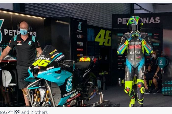 Persiapan Valentino Rossi sebelum tampil pada sesi tes pramusim MotoGP bersama Petronas Yamaha SRT, Kamis (11/3/2021)