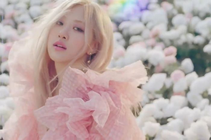 Simak Arti Lirik Lagu Rose On the Ground, Relate Banget dengan Remaja