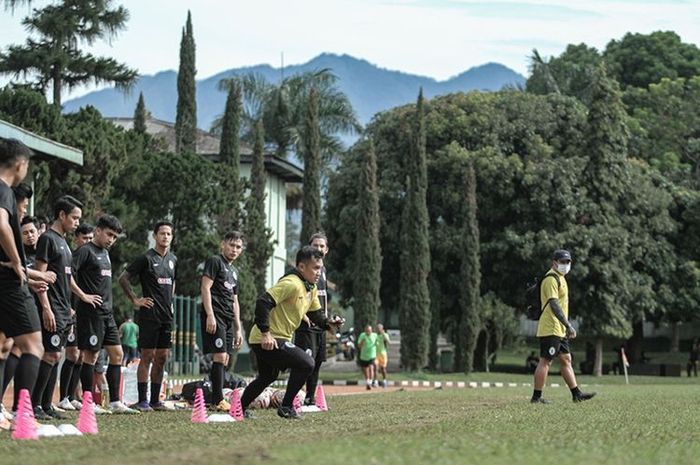 Para pemain PS Sleman menggelar sesi latihan perdananya jelang Piala Menpora 2021 di Bandung, Sabtu (13/03/2021).