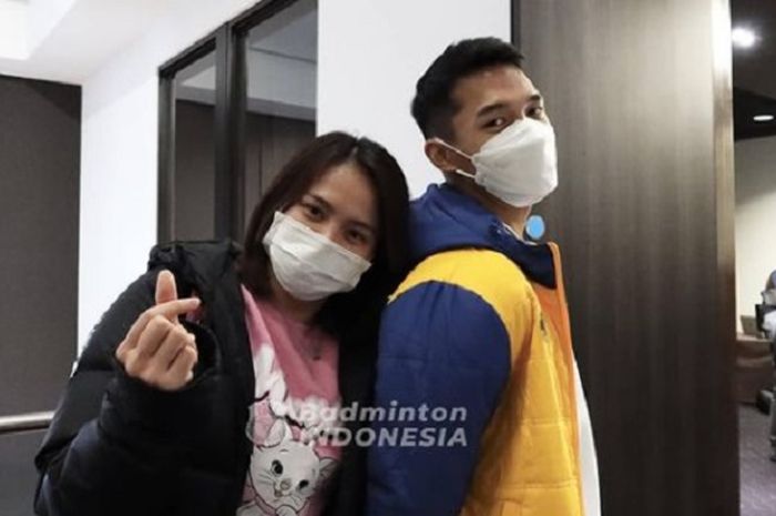 Melati Daeva Oktavianti dan Jonatan Christie saat tim Indonesia tiba di Inggris pada Sabtu (14/3/2021) siang wkatu setempat.