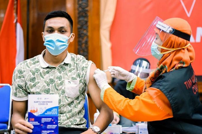 Bek Persebaya, Rachmat Irianto disuntik vaksi COVID-19 tahap kedua, Sabtu (13/3/2021). 