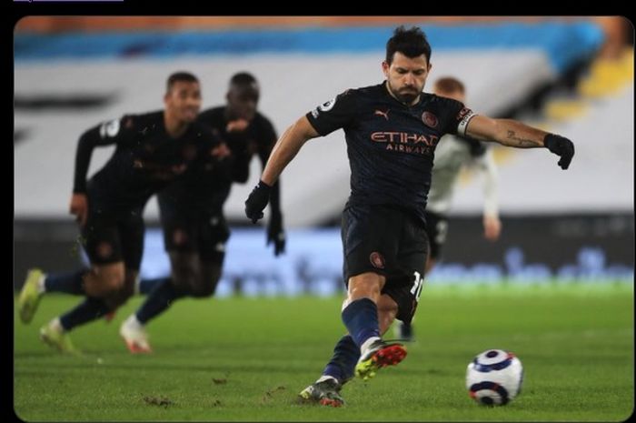 Penyerang Manchester City, Sergio Aguero, mencetak gol penalti dalam laga kontra Fulham
